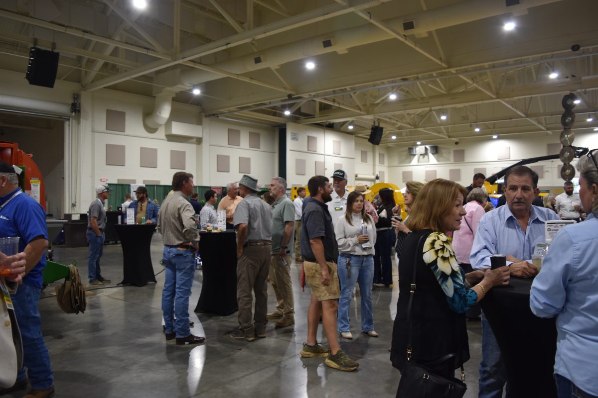 Industry members mingle at the Georgia Pecan Growers Welcome Reception.